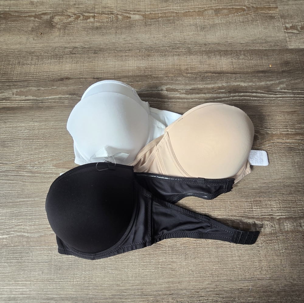 set of 3 convertible bras comes with 1 set of clear straps. so?e 58D